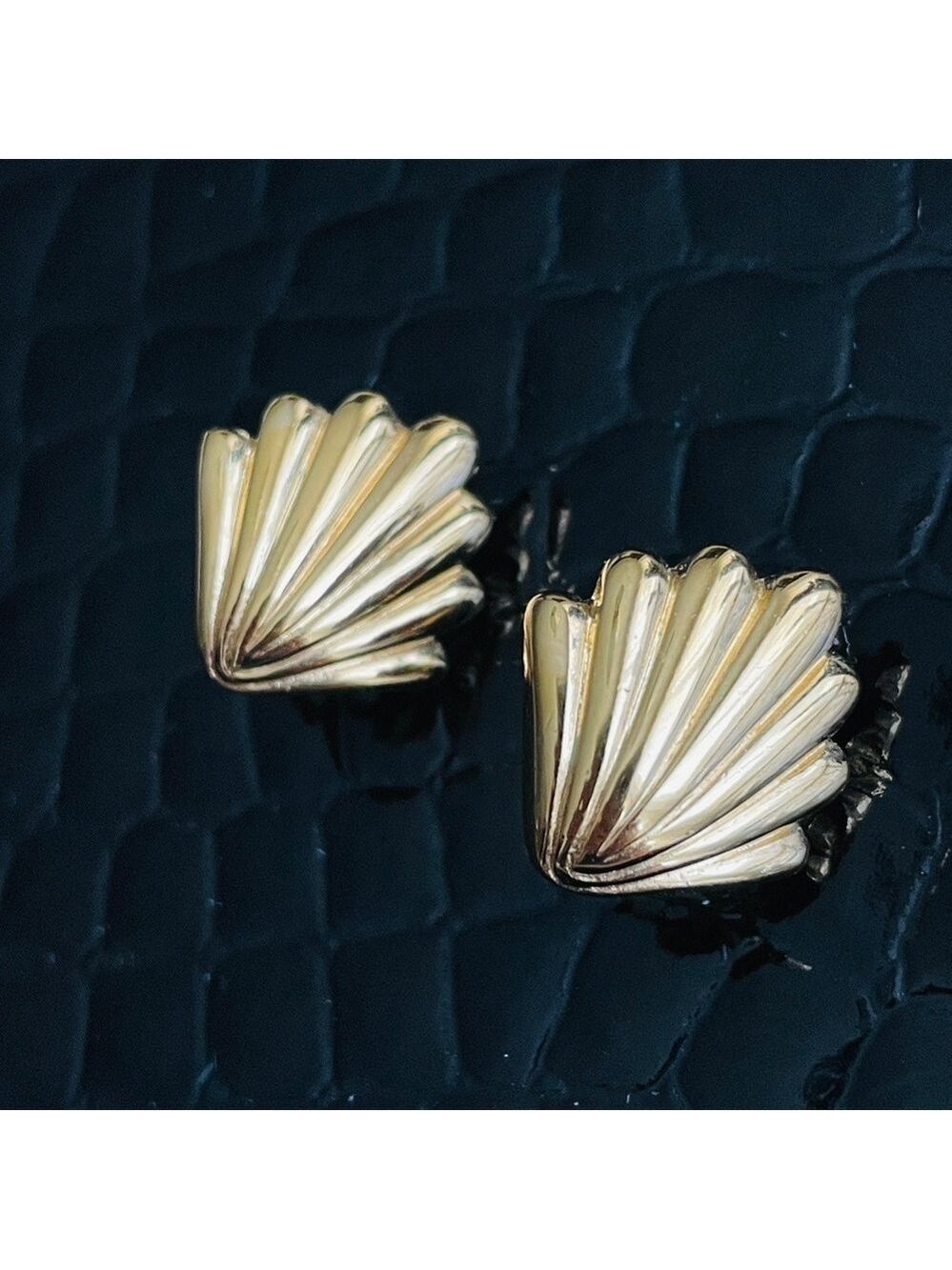 Crown Trifari Vintage Gold Plated Sea Shell Statement Nautical Clip On E… - Picture 3 of 15